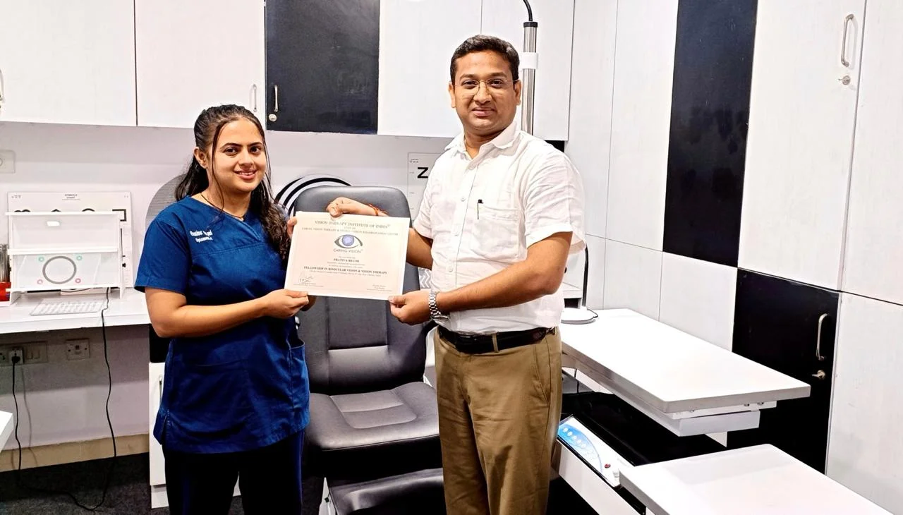 Optom. Pratibha receiving Fellowship certificate at Vision Therapy Institute